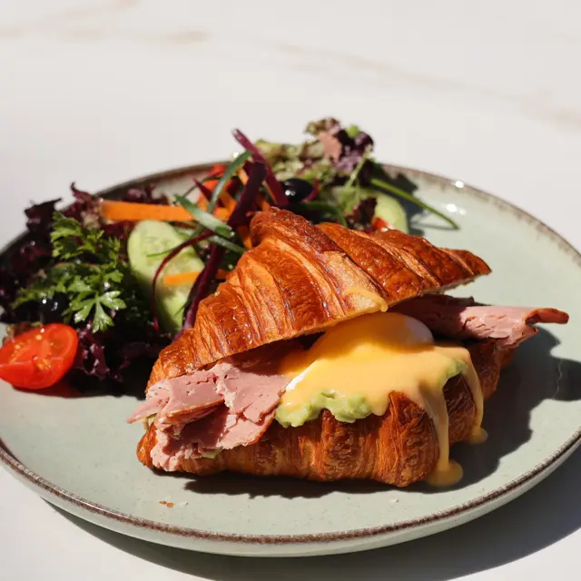 kruvasan eggs benedict